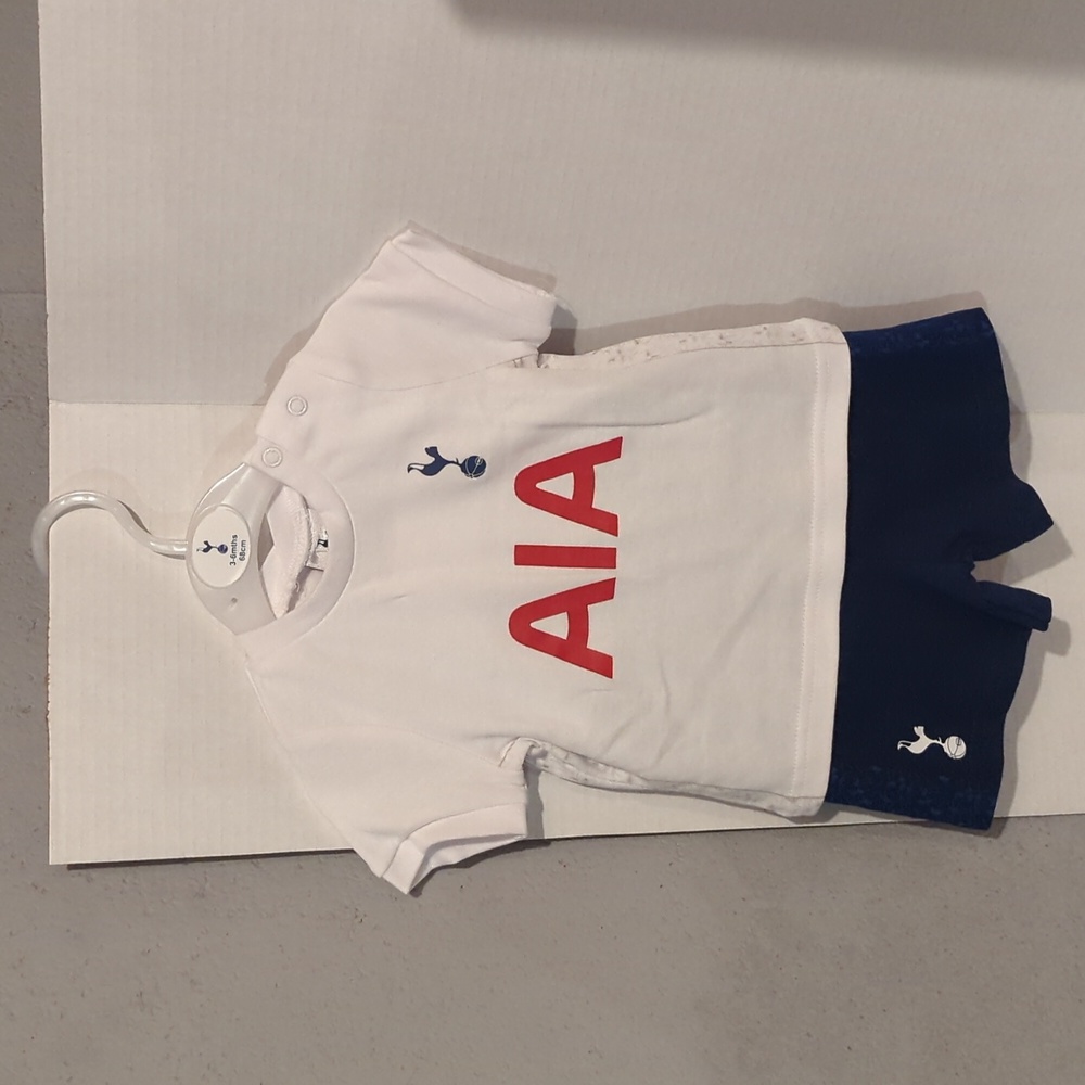 Official Tottenham Hotspur football kit for baby (3-6 months).